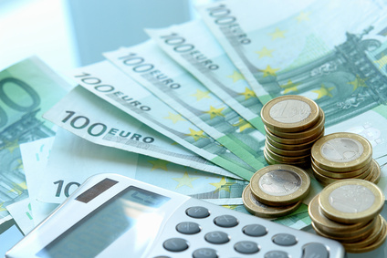 Ein Taschenrechner und Euro Geldscheine der europäischen Union